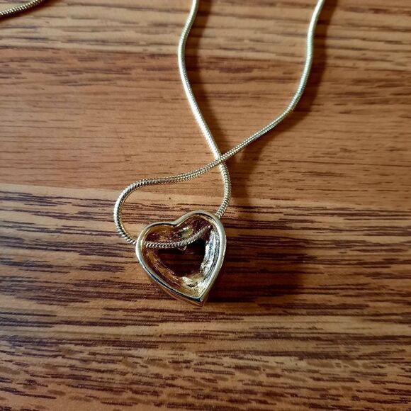 VINTAGE Crystal And Gold Heart Necklace  SWEET AND SPARKLY  - Picture 4 of 7